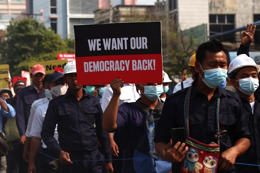 Manifestantes con pancartas de protesta en Birmania