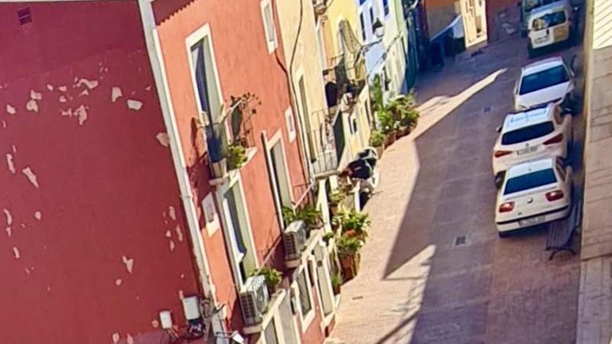 Los vecinos denuncian aparcamientos sin control a causa de la falta de funcionamiento del sistema de acceso.