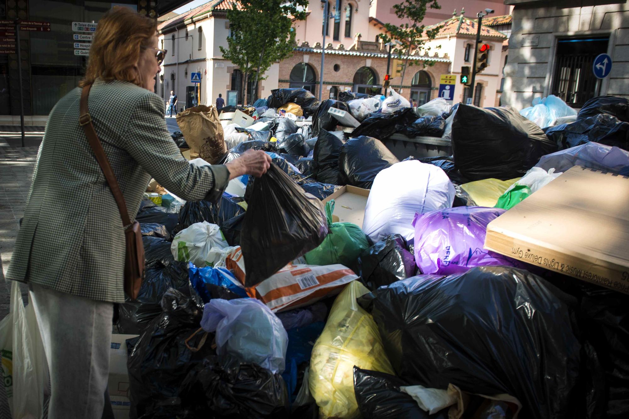 Estat dels carrers de Figueres per la vaga d'escombraries