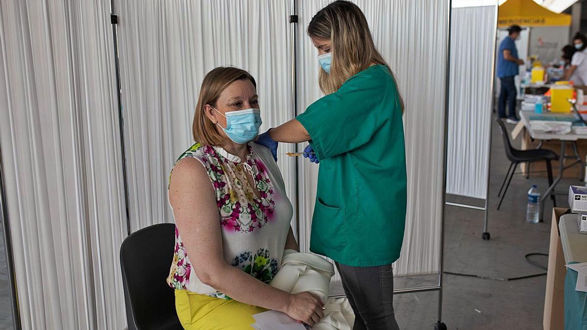 La consejera de Familia, Isabel Blanco, se vacunó ayer en Ifeza con la primera dosis de Pfizer.
