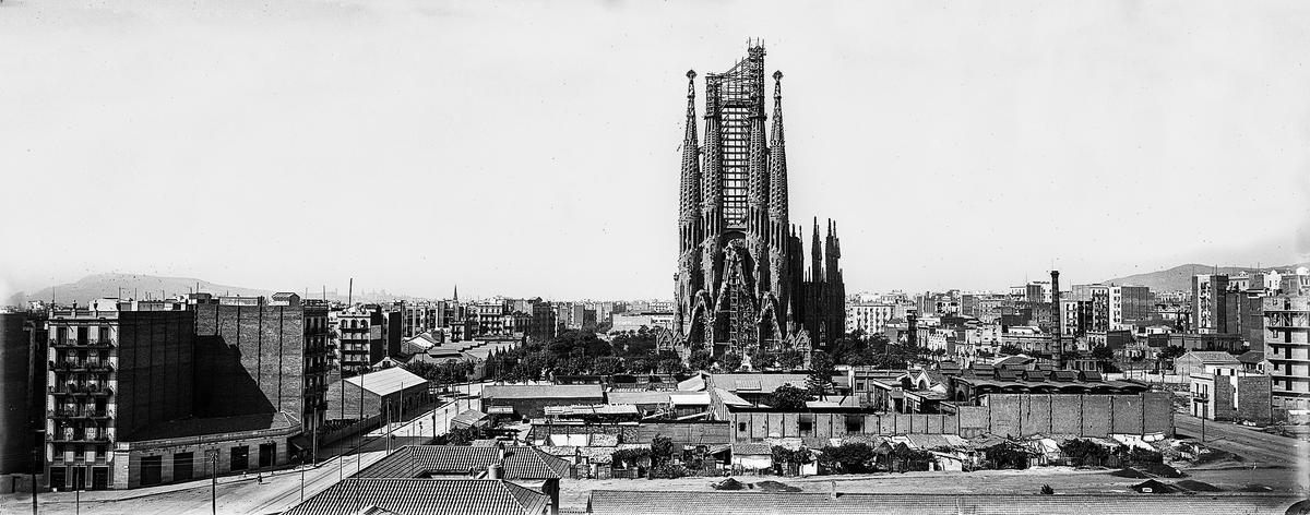 La Sagrada Família y, sobre todo, su entorno cuando la obra de Gaudí eran solo cuatro torres y una fachada.