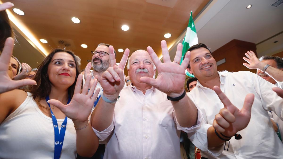 Beatriz Jurado, Jesús Aguirre y José María Bellido hacen la señal del 7, los diputados logrados en Córdoba.