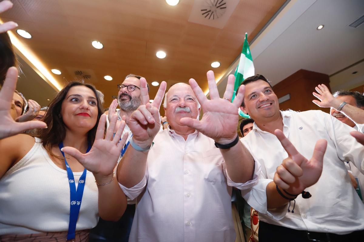 Beatriz Jurado, Jesús Aguirre y José María Bellido hacen la señal del 7, los diputados logrados en Córdoba.