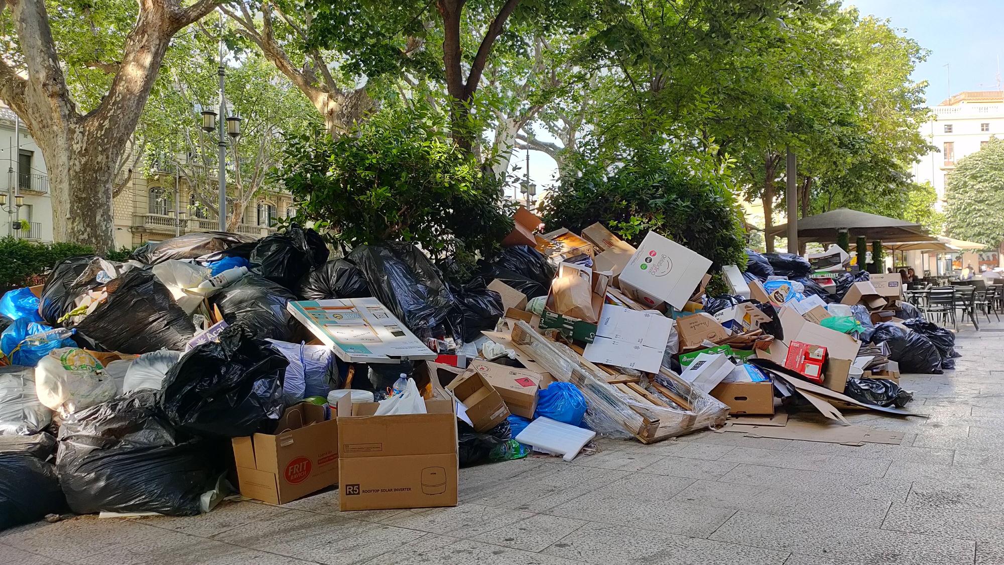 Figueres segueix patint la vaga d'escombraries una setmana després