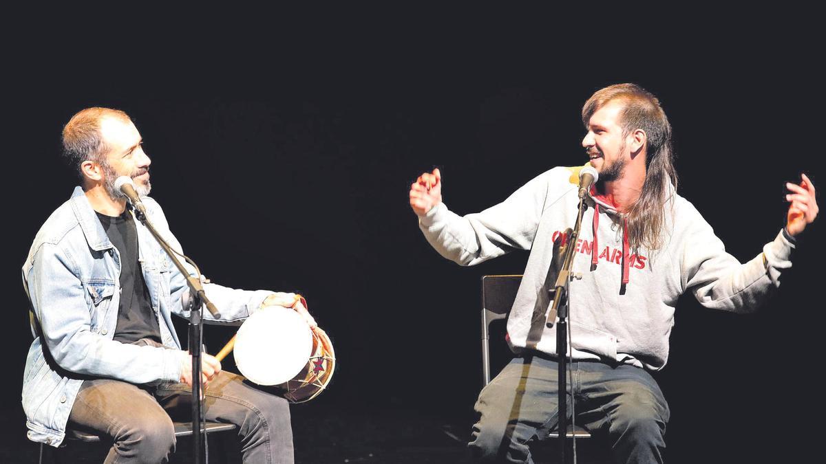 Vicent Marí Serra ‘Palermet’ i Adrià Rubio,Vicent Marí Serra 'Palermet' i Adrià Rubio (Sra. À), durant l'actuació a Caló de s'Oli