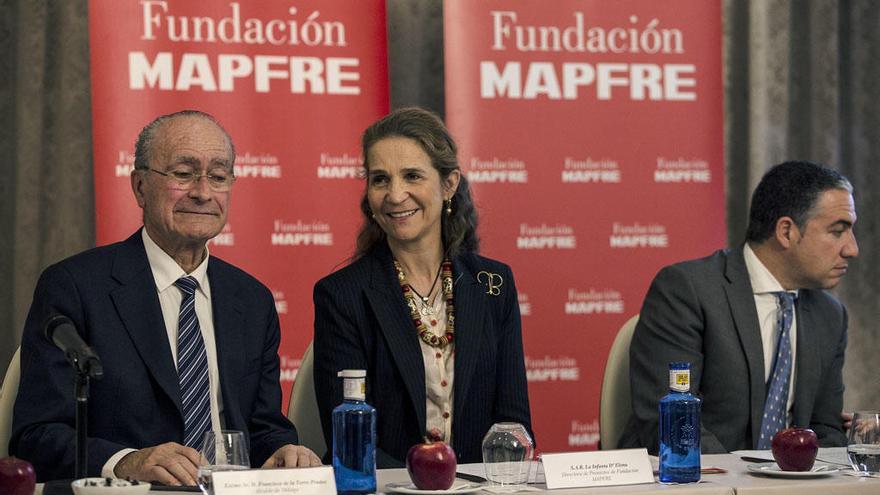 En la imagen, De la Torre, la infanta Elena y Bendodo, durante el acto de entrega de premios.