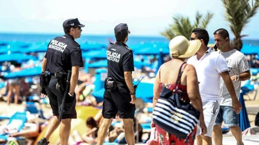 Policías patrullan la playa de Levante de Benidorm, donde suelen concentrarse los vendedores ambulantes al ser la más turística.