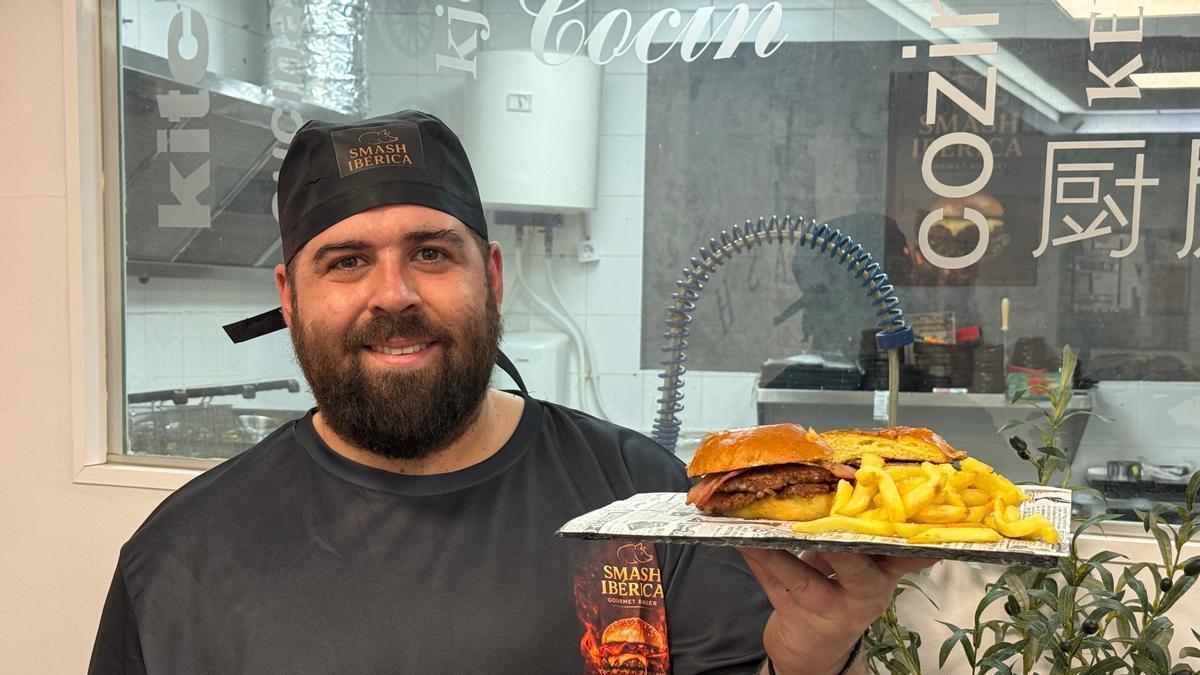 Carlos Gómara Ortiz muestra una de sus hamburguesas junto a patatas caseras, una de las propuestas estrella del nuevo local.