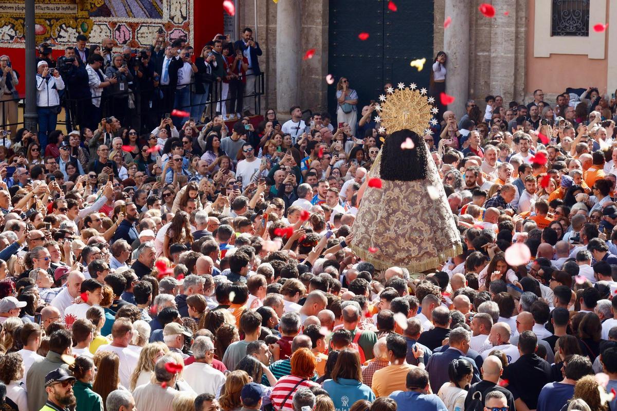 La Virgen sale al Traslado con un manto "Terreta" donado por la fallera mayor de València