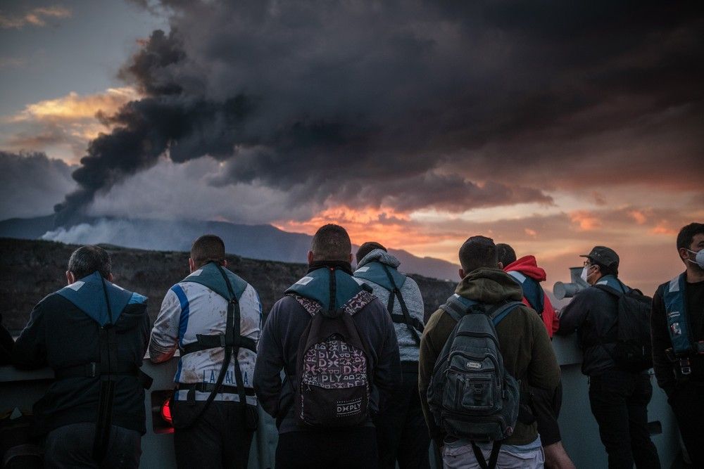 Traslado de agricultores de La Palma en una embarcación de la Armada Española durante la erupción del volcán