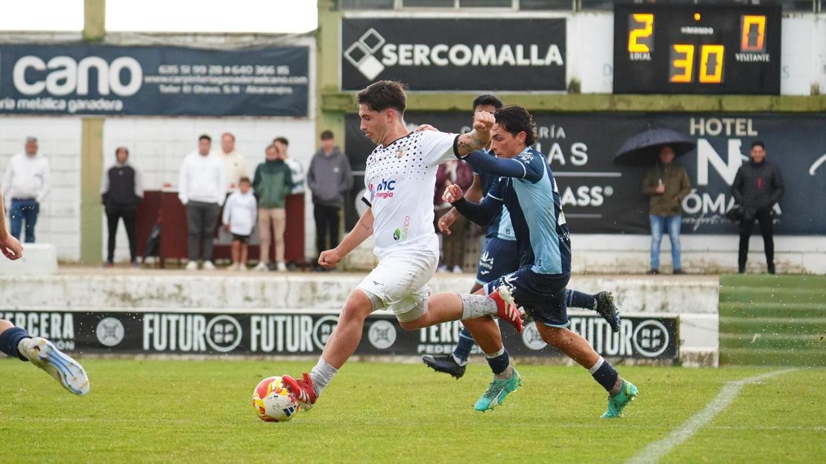 Lance del derbi provincial entre el CD Pozoblanco y el Córdoba CF.