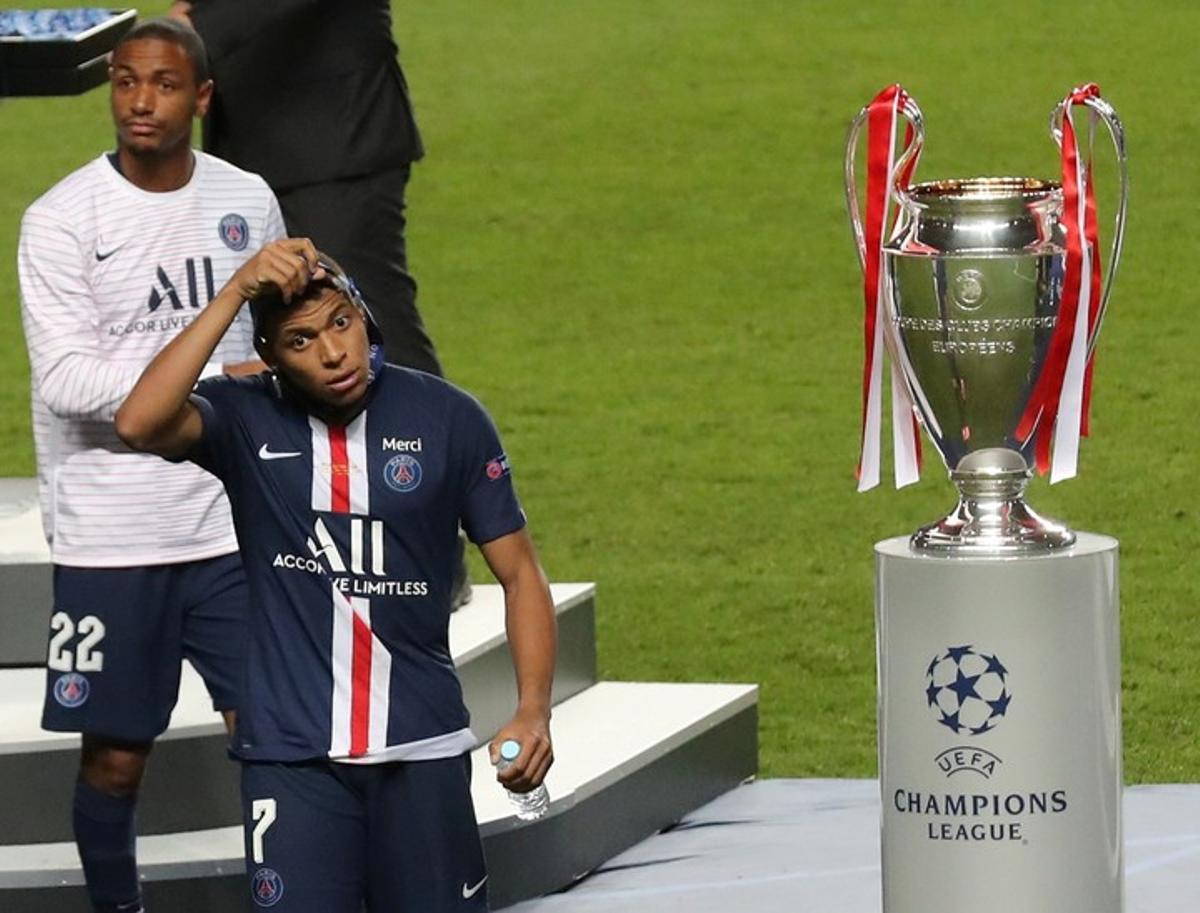 Mbappé se quita la medalla de subcampeón en la Champions 2016/2017.