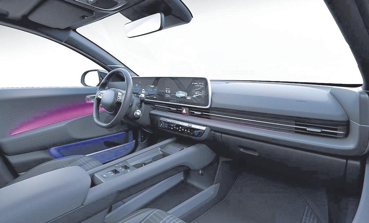 El interior del Hyundai Ioniq 6 cuenta con dos pantallas de 12 pulgadas en el salpicadero y los últimos avances en cuanto a conectividad.