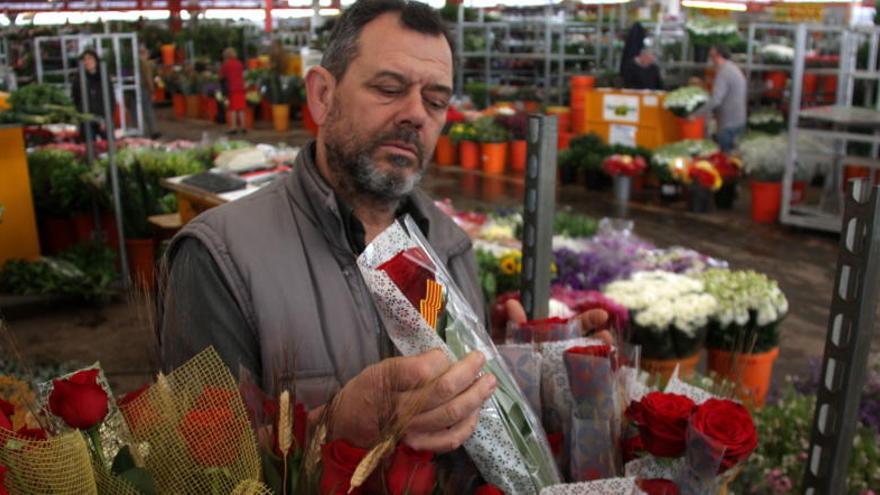 Un venedor a una parada de roses del Mercat de Flor i Planta Ornamental de Catalunya