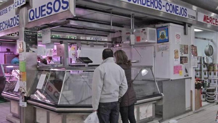 Puesto del Mercado de Abastos clausurado tras la operación policial.