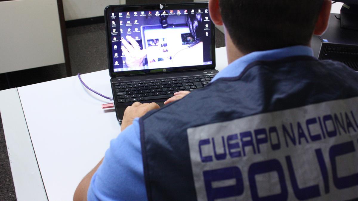 Un agente de la Policía Nacional investiga en internet.