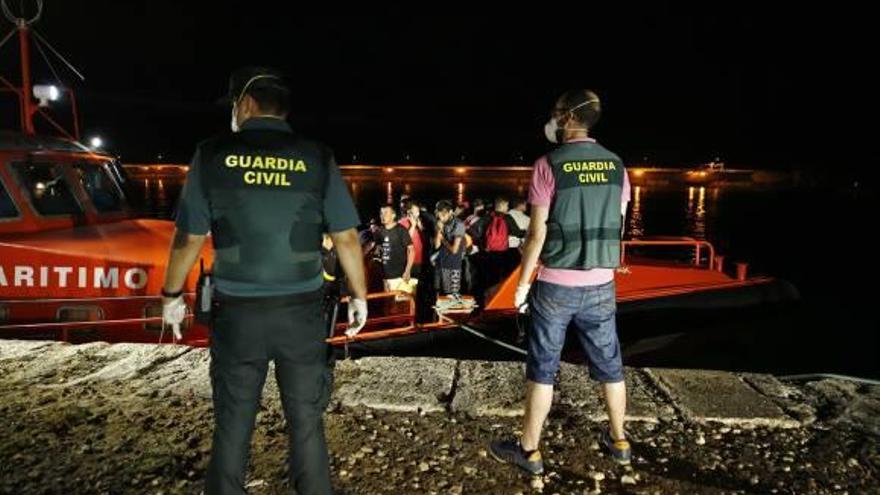 Los inmigrantes rescatados ayer fueron trasladados al puerto de Torrevieja.