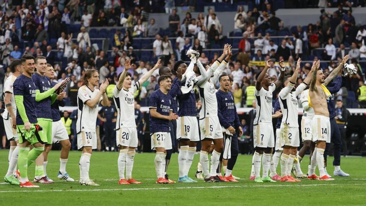 Los jugadores del Real Madrid celebran su victoria ante el Cádiz.