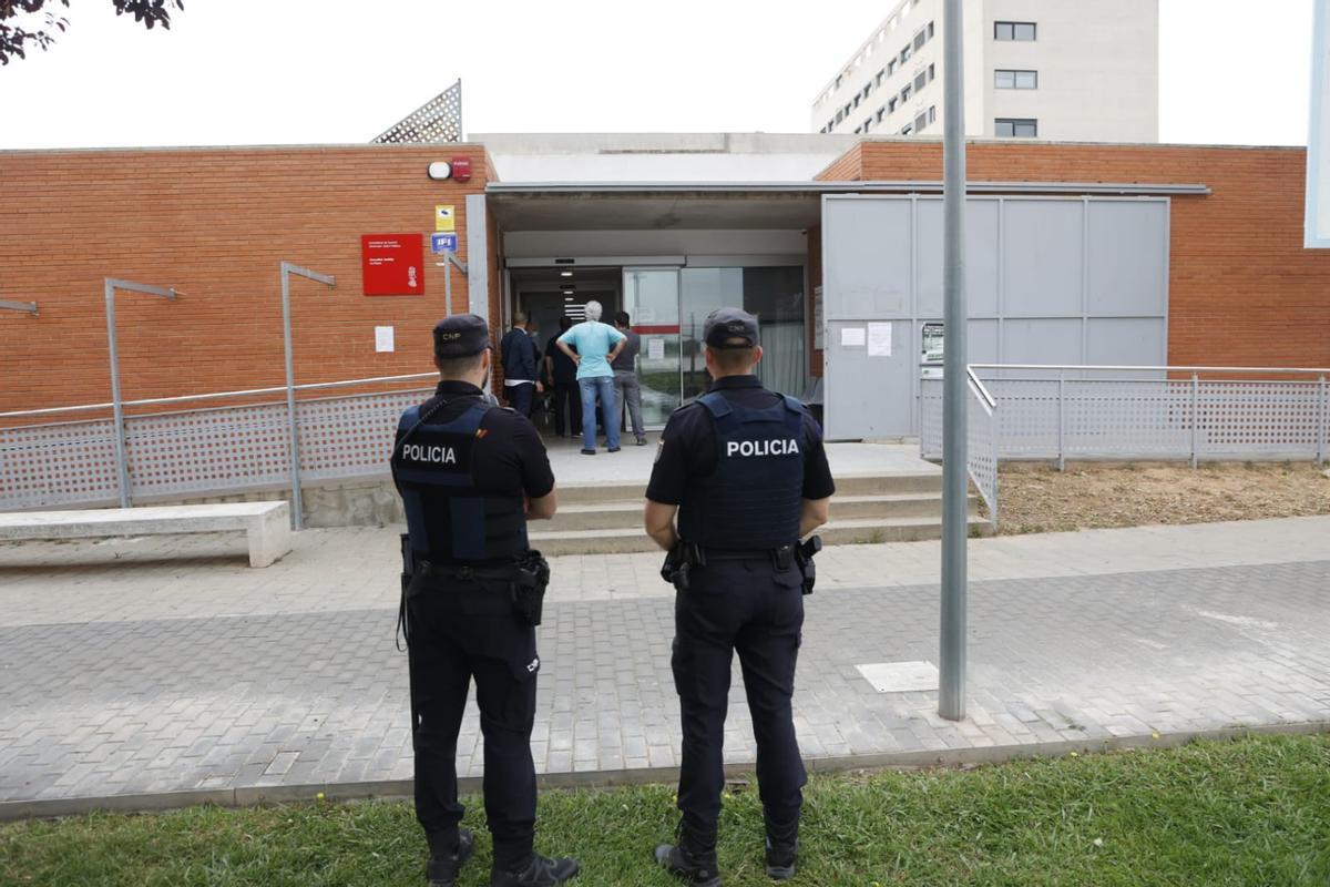 Presencia policial en el centro de salud de La Coma en el primer día.