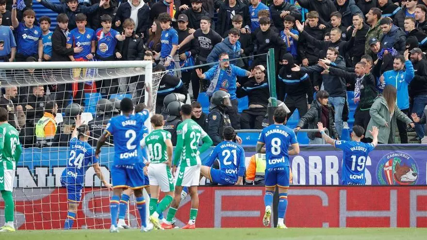 ¡Los jugadores del Getafe saltar hacia la grada para apaciguar un altercado entre aficionados!