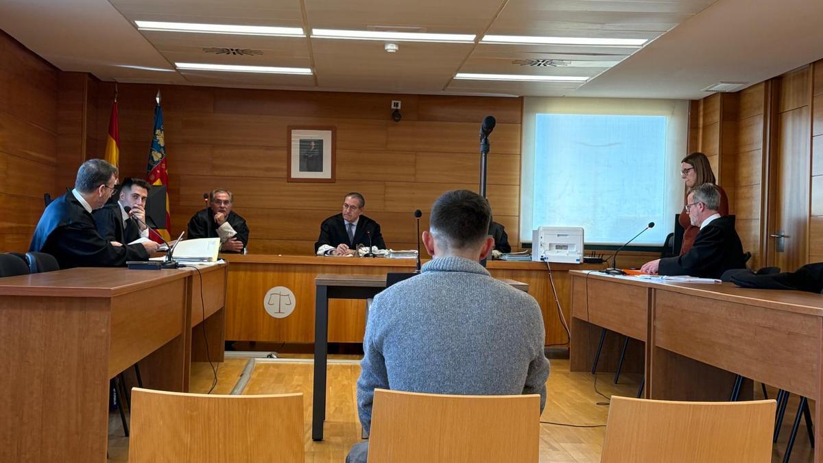 El acusado, en el banquillo de los acusados, durante el juicio, ayer.