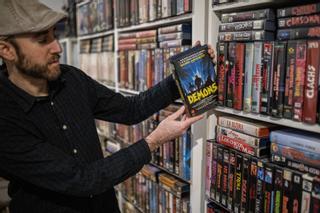 Hasta 50.000 euros por cinta: los últimos coleccionistas de VHS hacen fortuna con los vídeos que tú has tirado a la basura