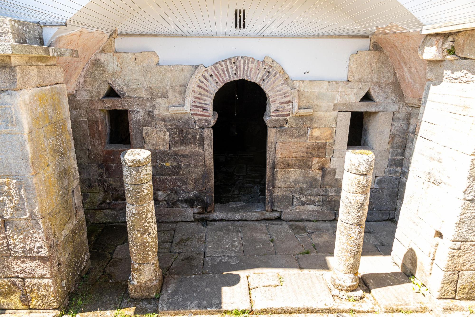 Un pequeño atrio precedido por dos columnas da acceso al templo romano más importante de España