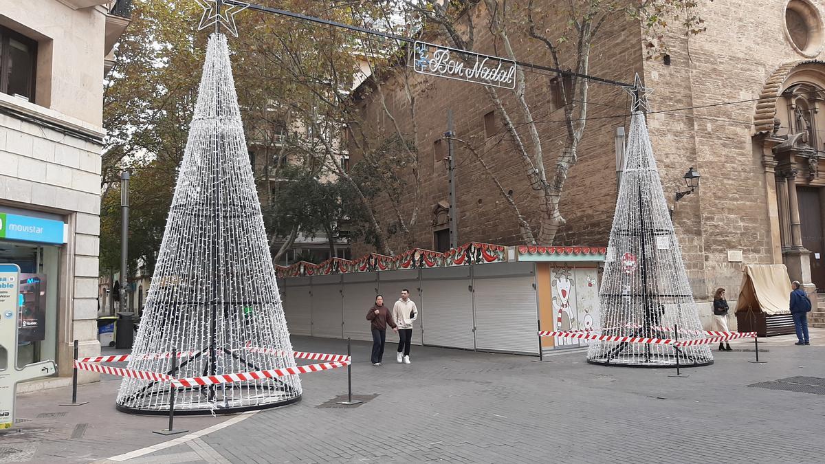 Uno de los arcos colocados este año en el acceso de la plaza Porta Pintada por Sant Miquel.