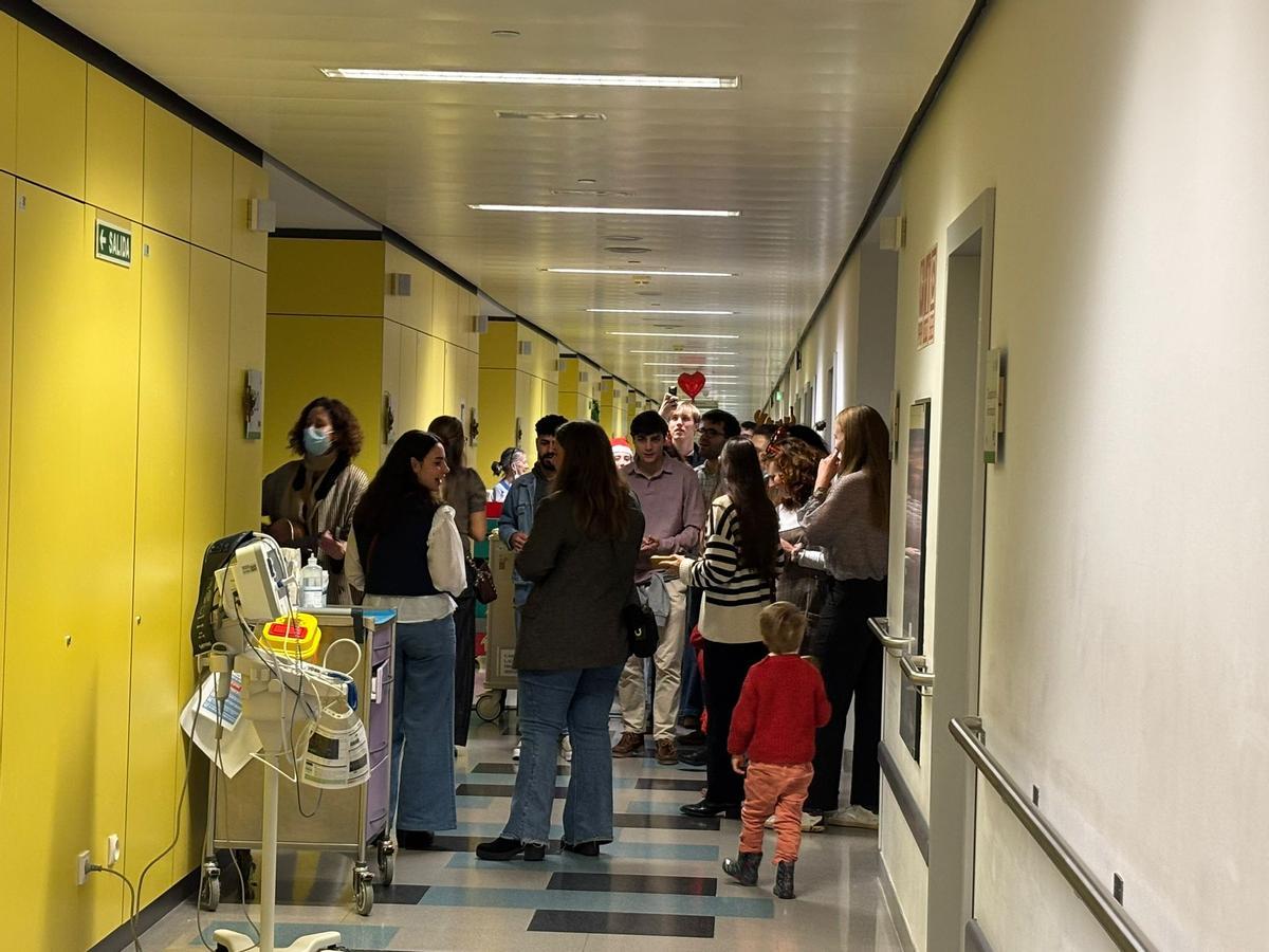 La Pastoral Universitaria de Oviedo llena de villancicos las habitaciones de HUCA