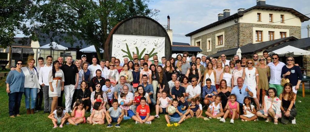 La gran familia que se gestó en Nadóu (Coaña) se reúne por primera vez