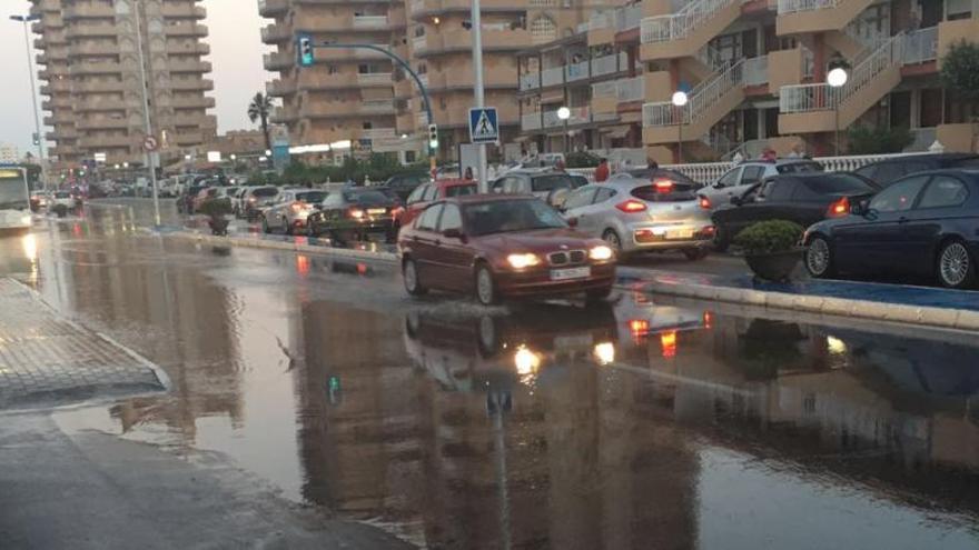 Inundación de aguas fecales en la Gran Vía de La Manga.