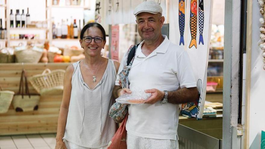 Blanca Y Andrés, Residentes En La Isla, Son Asiduos Del Mercado. 