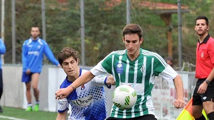 Pablo Sánchez controla el balón ante Cabranes en el duelo de la primera vuelta.