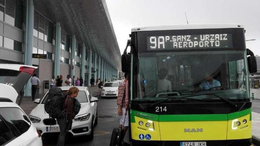 Autobús de la línea 9A, que cubre la ruta del centro a Peinador.