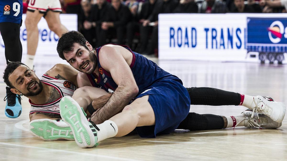 Nigel Williams-Goss y Àlex Abrines miran a un árbitro en la lucha por el balón.