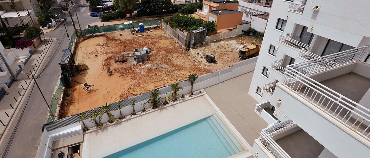 Imagen general de la piscina del edificio y las obras colindantes.