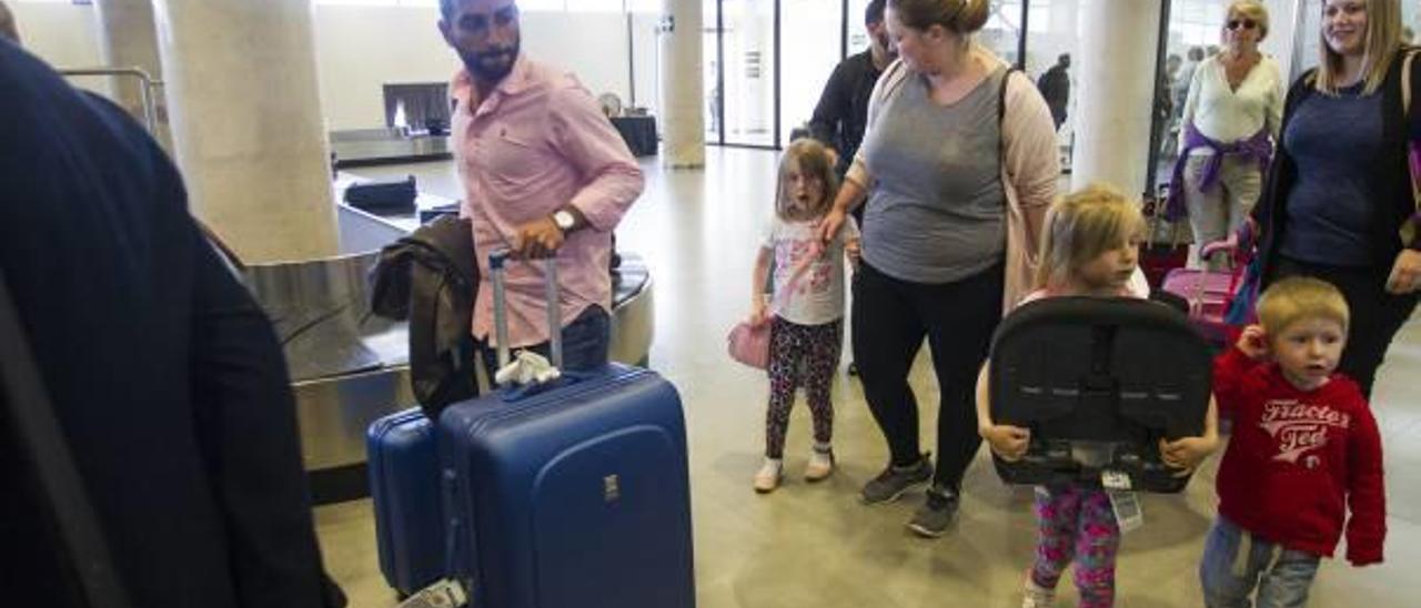 Pasajeros en la terminal del aeropuerto de Castelló.