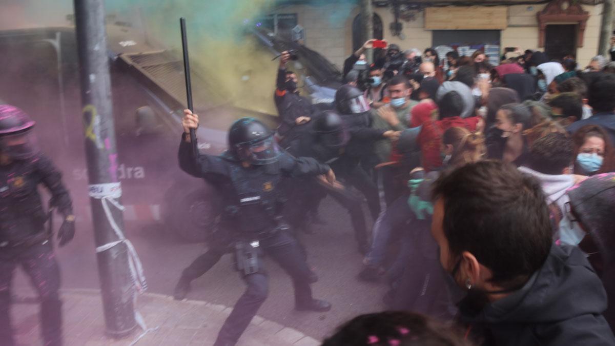 Tensión en el desalojo del Bloc Llavors, en Barcelona.