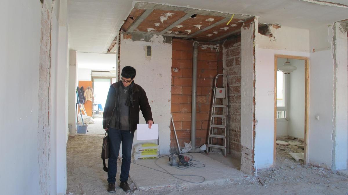 El baríton gironí, de jove, quan exercia d’arquitecte abans de convertir-se en cantant, fent una visita d’obres a una casa en reformes.