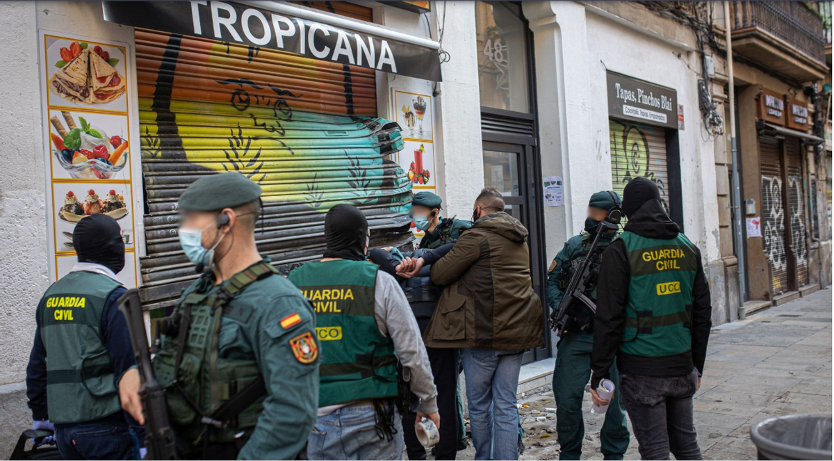 Registro en la heladería Tropicana de Barcelona, en la operación antinarco de la Guardia Civil desarrollada el 14 de diciembre.