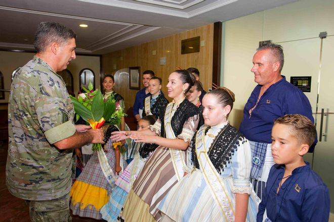 Visita de las reinas de las fiestas del Grau a la residencia militar La Plana