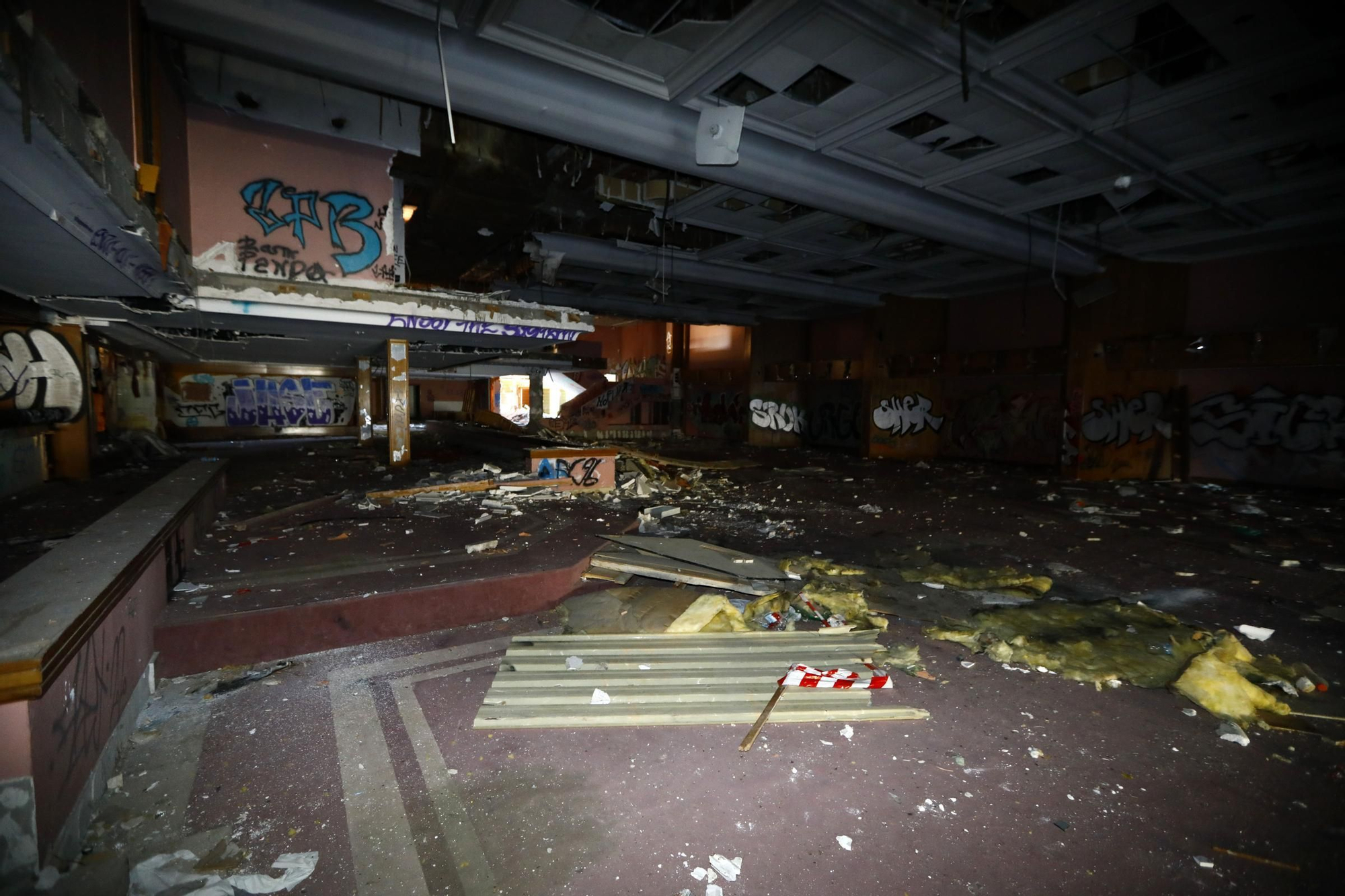 Así se encuentra el abandonado casino Montesblancos, en Alfajarín