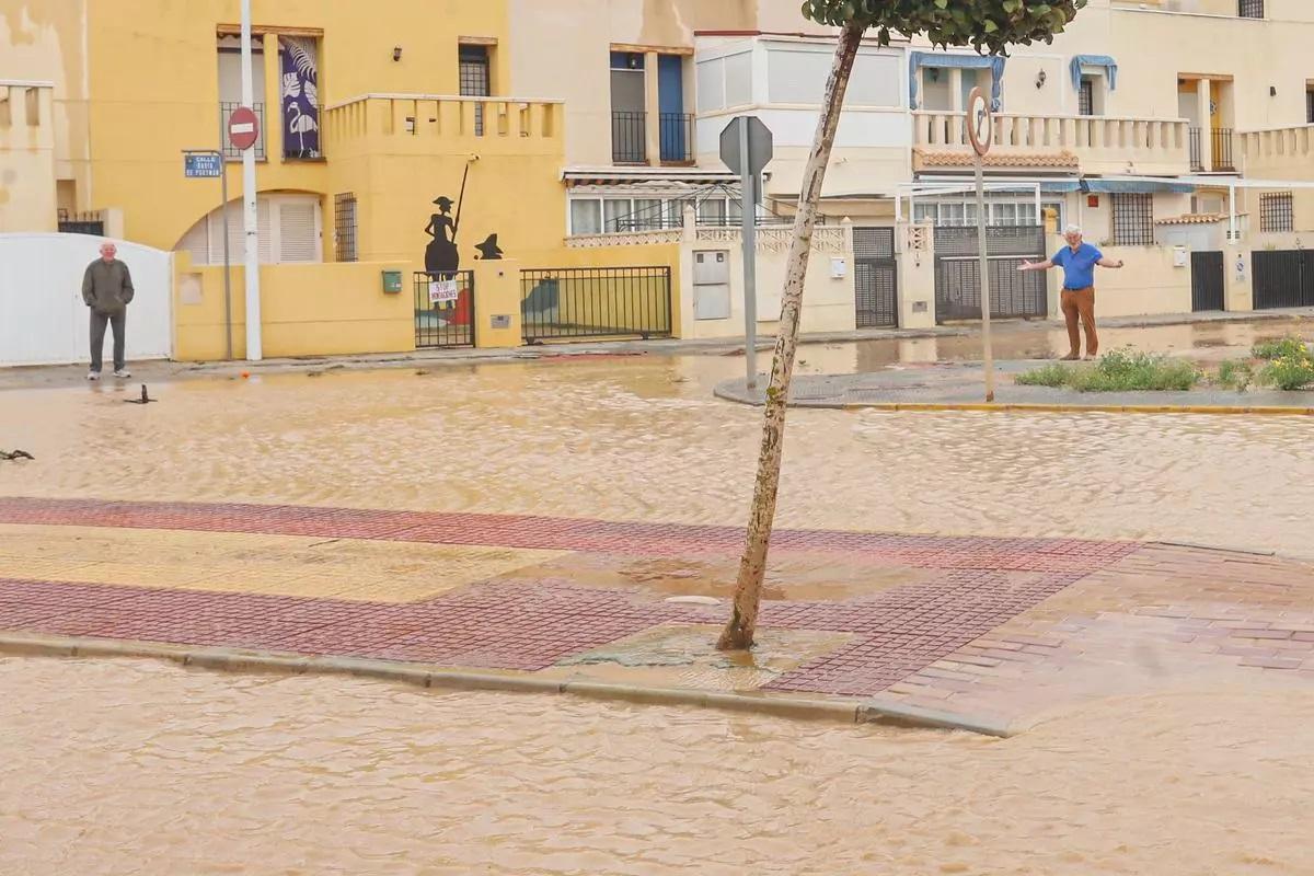 El proyecto debería mitigar las inundaciones en El Mojón, población situada entre la Región de Murcia (San Pedro del Pinatar) y la provincia de Alicante (Pilar de la Horadada).