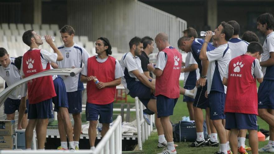 Los jugadores albiengros se refrescan durante una sesión de entrenamiento del equipo en el estadio Cartagonova.