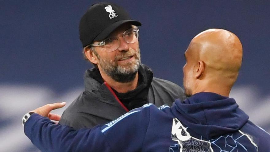 Abraçada entre els dos tècnics, Pep Guardiola i Juergen Klopp