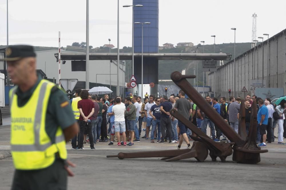 Manifestación de los trabajadores de la compañía Astur-Leonesa ante la entrada del puerto de Avilés