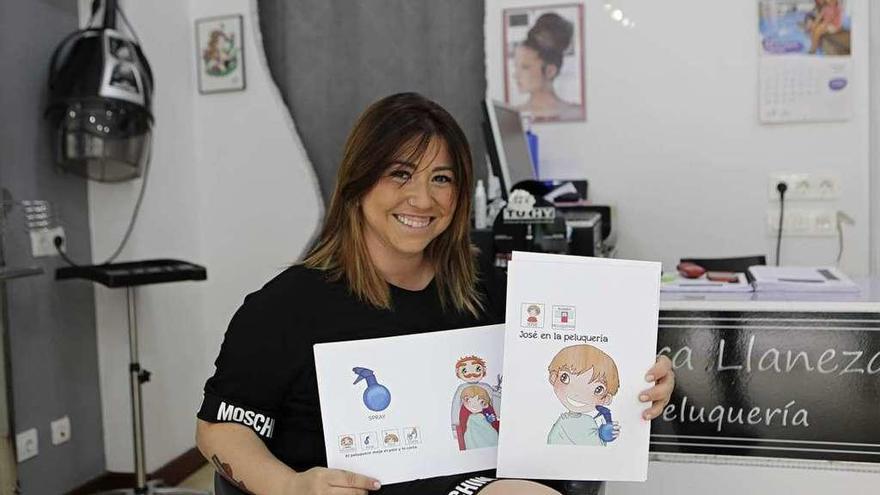 Laura Llaneza, con los materiales de apoyo a los niños con autismo.