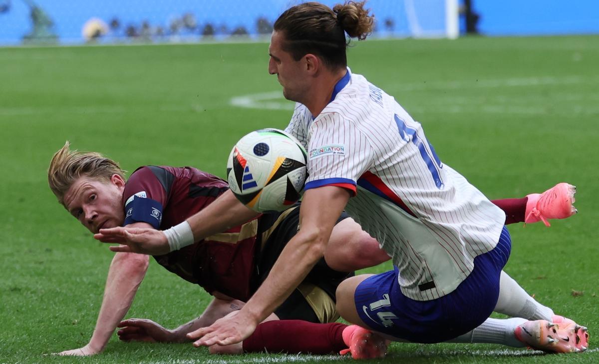 De Bruyne y Rabiot pugnan por un balón dividido.