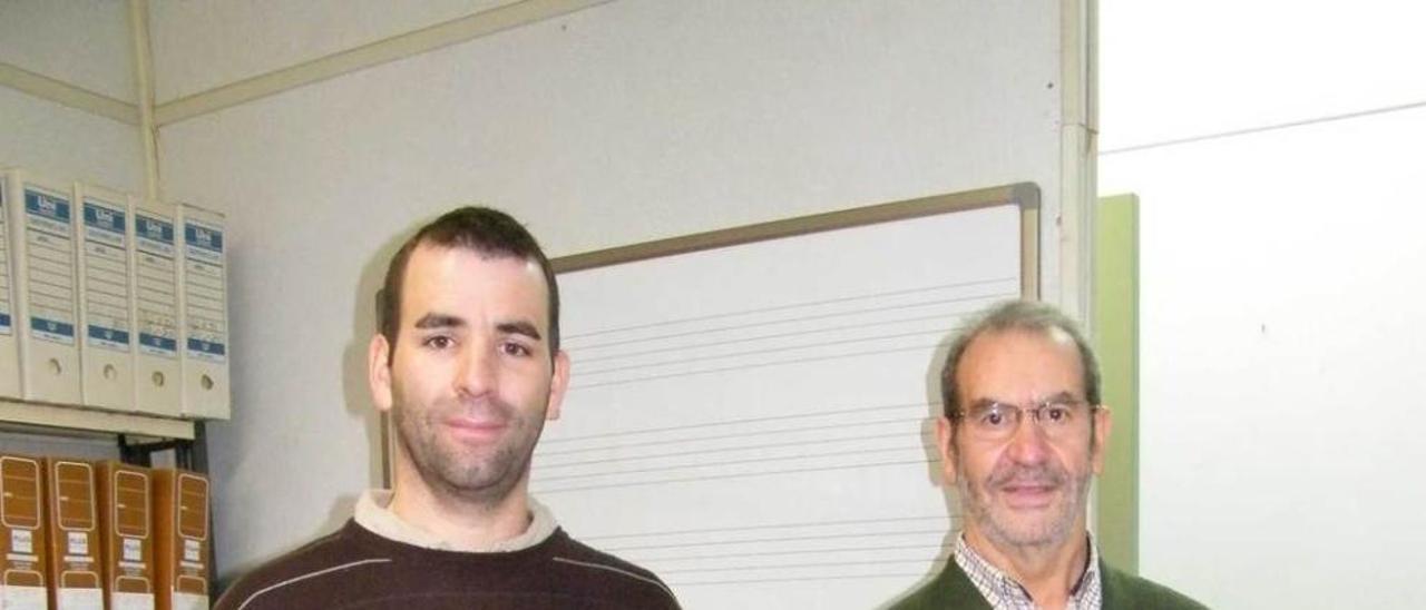 Iván Rodríguez, junto a su padre, Fermín Rodríguez Fernández. Delante, las pequeñas Paula y Marta Rodríguez, hijas de Iván.