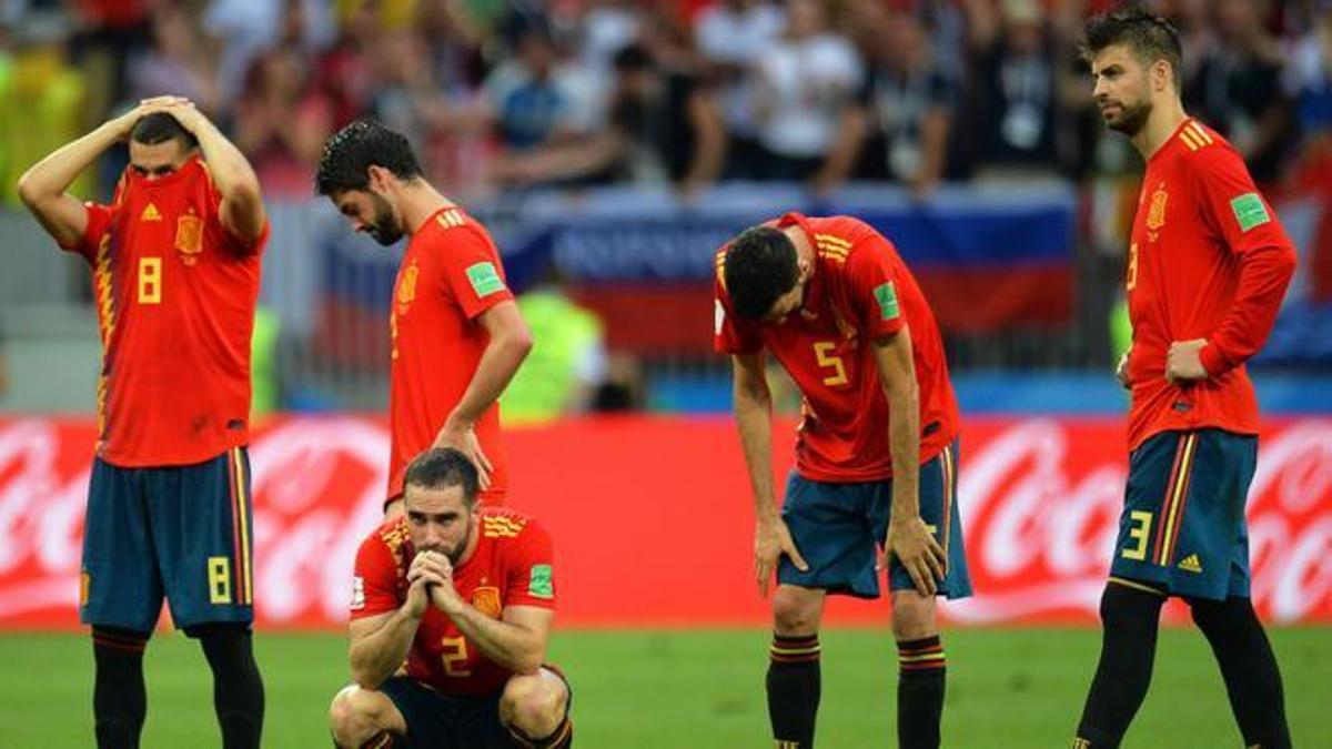 Los jugadores de la selección española, tras la eliminación ante Rusia.